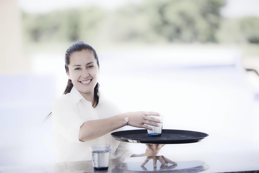 מלון Grace קאפאייט מראה חיצוני תמונה A waitress at work
